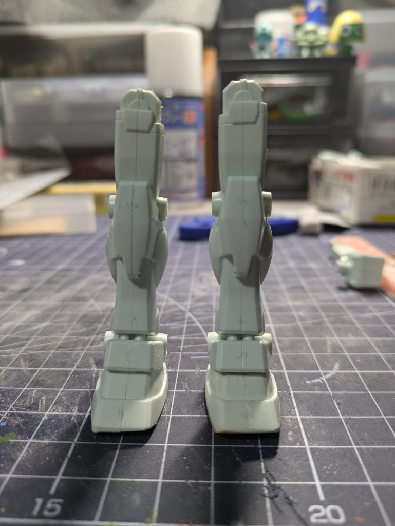 まずは足の改修。このキット狭い可動域の中でなんとかハの字に足を開かせるために少し分かりにくいですが画像左手のようにスリッパパーツに謎の角度がついてます。これをパテで厚みを持たせ成形し謎の角度をなくしたものが画像右手になります。