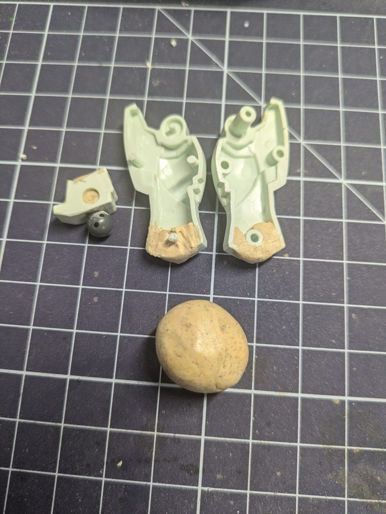 続いて足パーツの分割。謎の角度をなくした分直立しかできなくなったので画像2枚目のように分割した足首にボールデンアームアームズのボールジョイントを埋め込みました。一体パーツの分割に関しては切り離したいところを何度もタガネで優しく彫り割って分割してます。根気のいる作業でしたがおかげで綺麗に分割することができました。加工のしやすさのために足首にあったシリンダパーツは切り離しています。諸々終わった後にwaveさんのプラパイプでそれっぽく復元しました。