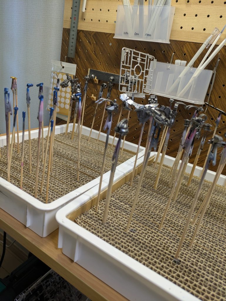 シリンダーはランナー塗装が楽でした切断面はガンダムマーカーでリタッチ