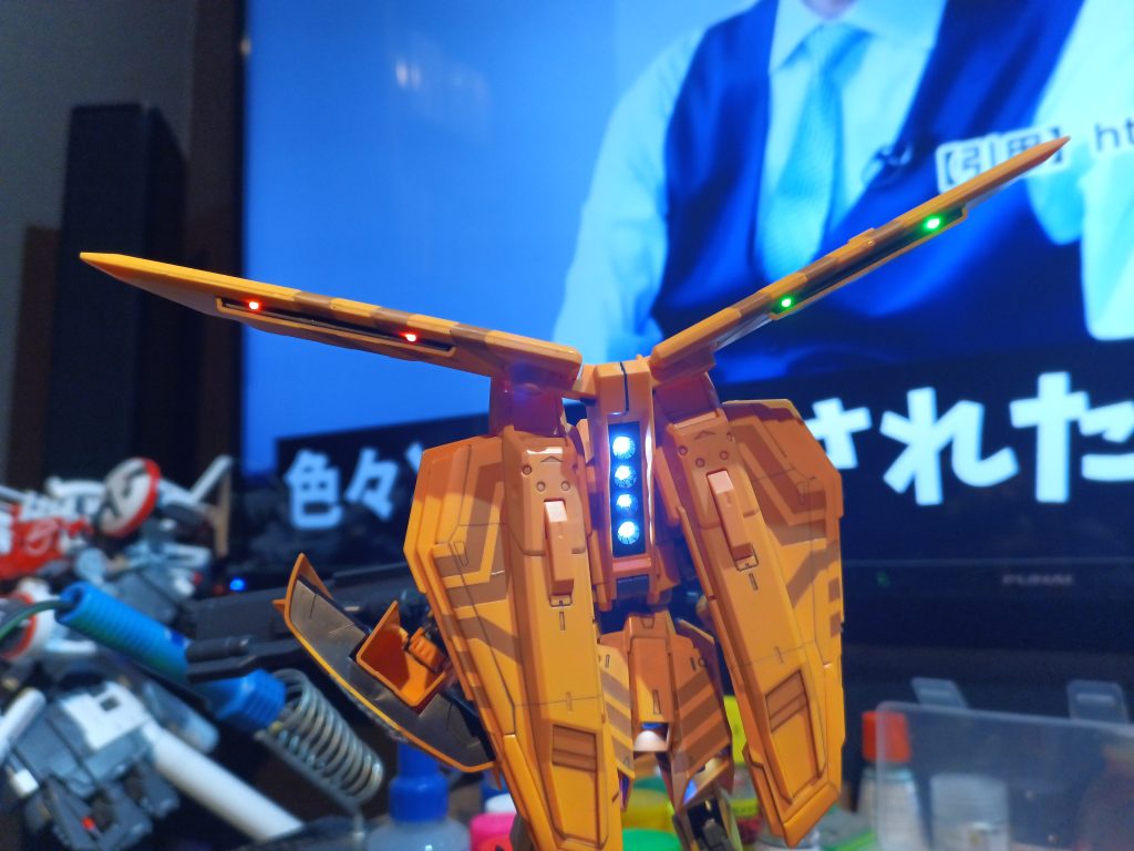 テールスタビライザー👍4連バーニアにはホワイト‼️スリット部分にナビゲーションライトとしてレッドとグリーン👍