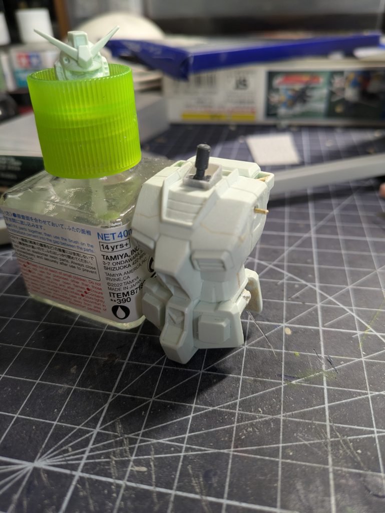 首元にはwaveさんのロ型状のプラ棒を接着してカバーみたいにしてボールジョイントを隠してます。