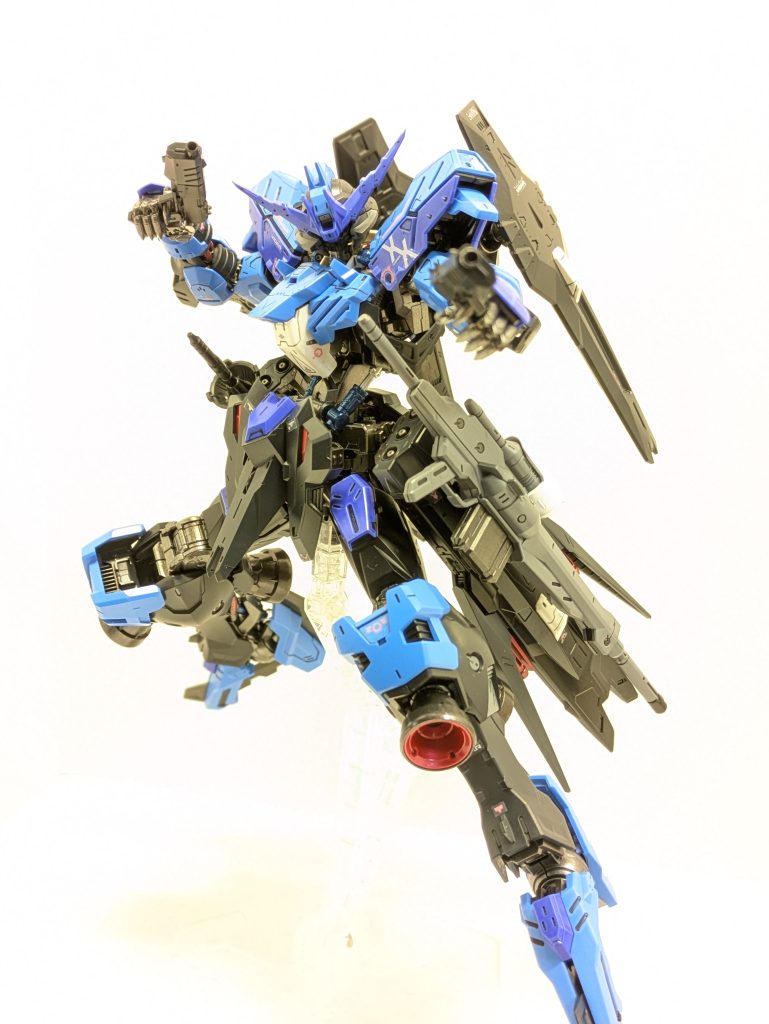 ただ思ってたより可動は狭いかなバックパック、立体機動装置(サイドスカート)が意外と邪魔ですね。特にバックパックは肩に干渉しやすい感じ