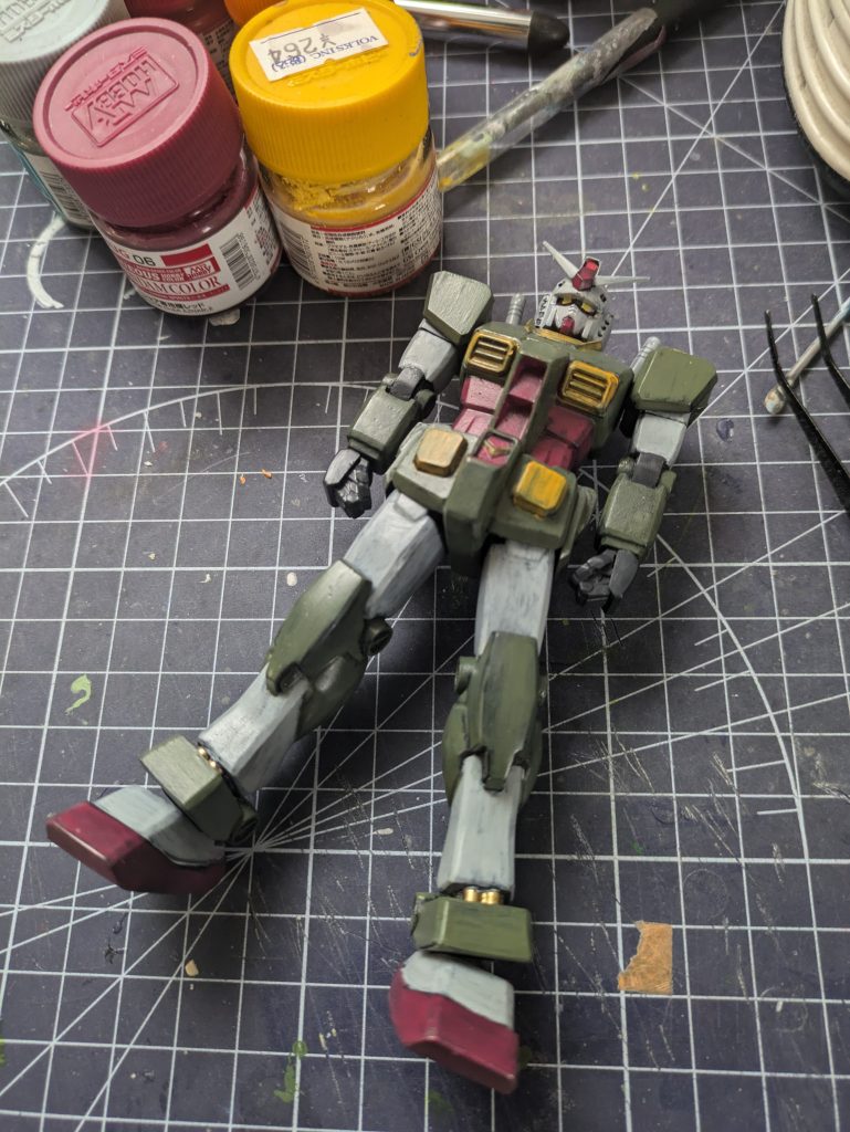 同じ角度の写真が塗装途中のものしか無くて申し訳ない。ここまで書くのを忘れてたのですが・バーニアノズル→コトブキヤのものに変更・ハンドパーツ→ビルドナックル角に変更・サーベルをhgucのと交換しています。腕は短くしたことで腰のあたりに拳がきています。塗装は水性ホビーカラーを筆塗りしたあとウェザリングカラーのブラウンで汚し、デカール→ドライブラシ→チッピング→ウェザリングマスターの順でウェザリングをしました。最後に股下に2mm穴を空けて真鍮線を差し込み土台に固定させて完成です。ここまで見てくださりありがとうございました。