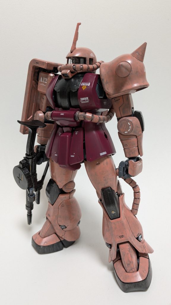 全体です。アーマー部は丁寧に塗れたのですが、メインのシャアピンクが、なんともイマイチ!汚しは迷って迷って辞めました。エース機は汚れていないという、私の考えです!(本当はちょっと疲れちゃいました)