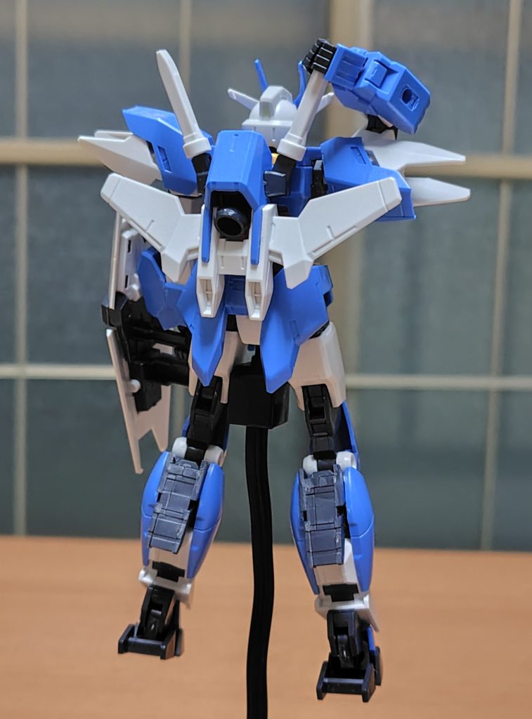 背面。背中のサーベルに手を回すにはまだ堅いです。