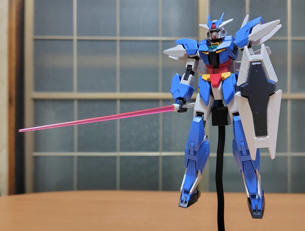 ビームサーベルとシールド手に取って格闘へ。