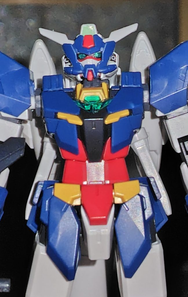 ガンダムフェイスがシュノーケルを思わせるフェイスパーツに覆われ、ツインアイ等がよく見えない。