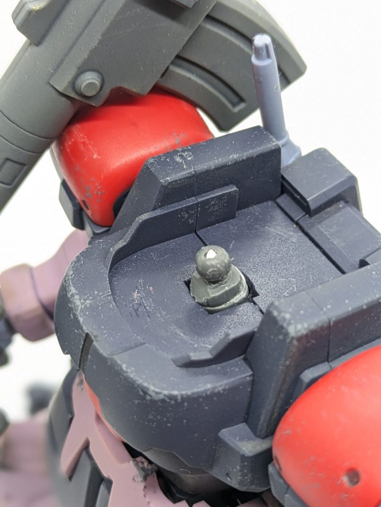 少し顎?を引けるように首をいじってます