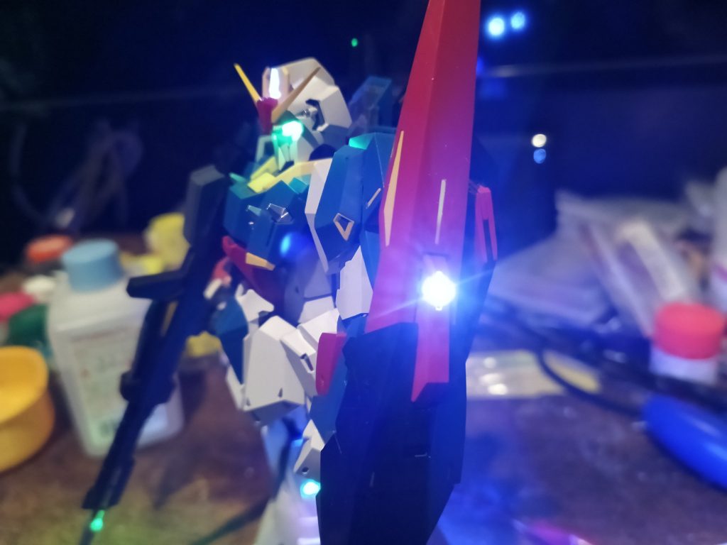 フライングアーマーとシールドのランディングギアに着艦用照明の設定でホワイトを組込み👍股間のブルーのランディングギアは見た目が良くなさそうなんで入れませんでした😅