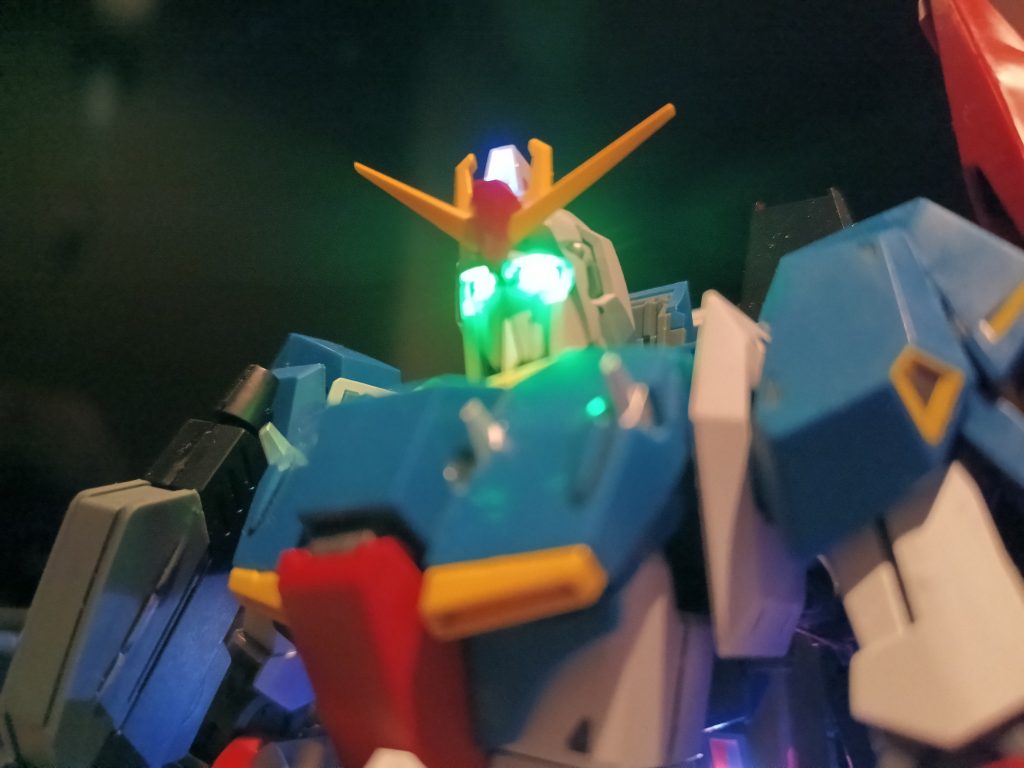 メインカメラはブルー、ツインアイはグリーンに色分け☝️