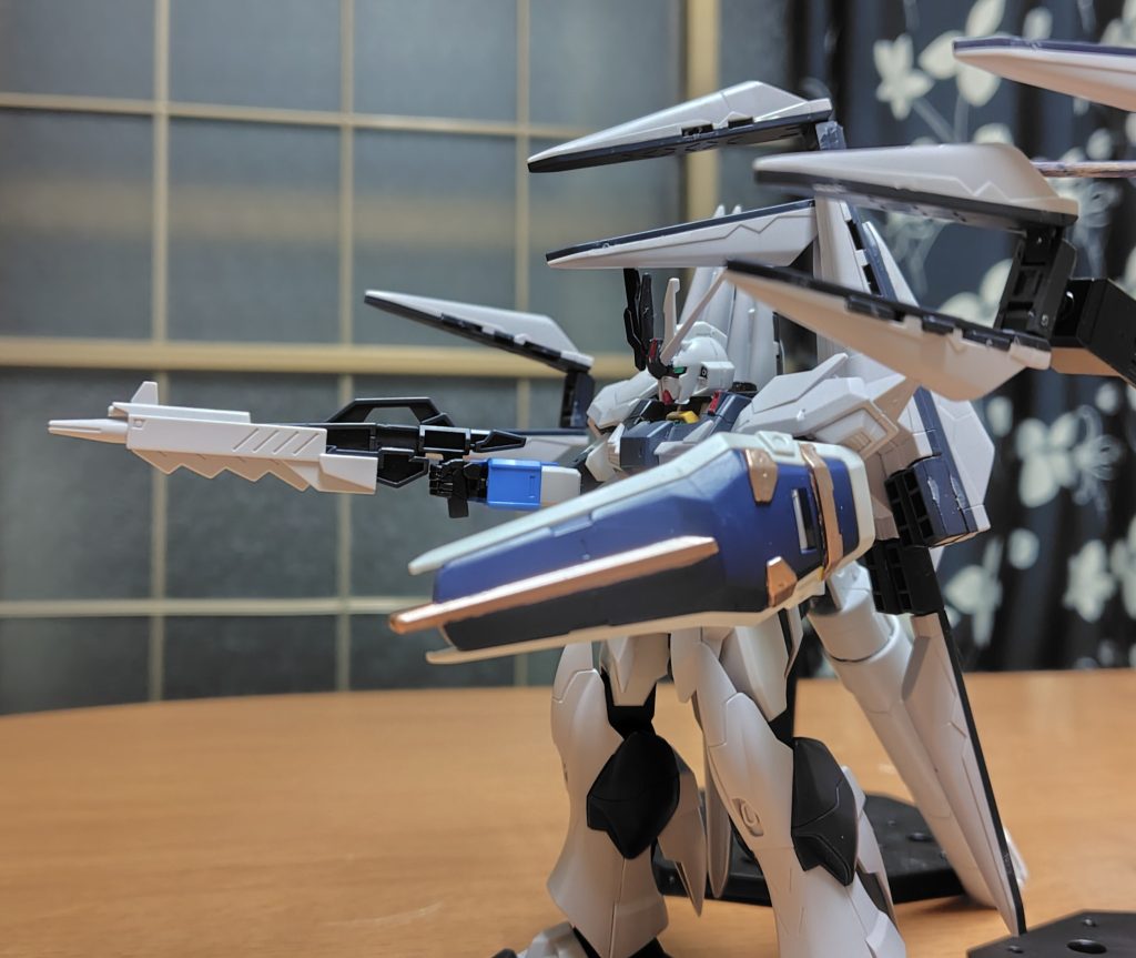 フェイク専用バレル装着したロングビームライフルに左右懸架の大量のフィン・ファンネルを展開しての光線弾幕!!!