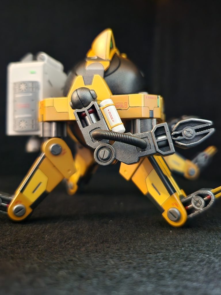 腕の穴には動力パイプを。ペイントするロボっぽいので、タンクも装着。手にローラー持たせられるんですが、誤って塞いでしまいました。