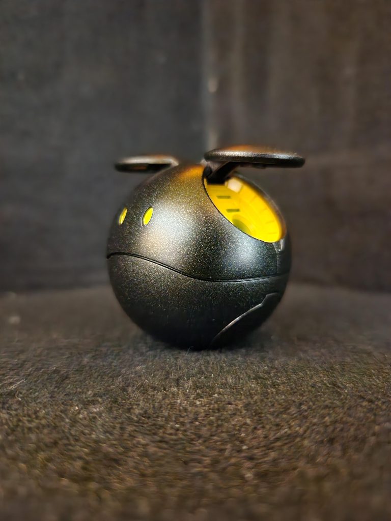 ハロは黒ベースにガイアノーツのスターブライトアイアンを薄くかけました。イメージはボーリングの玉。内部はイエロー。