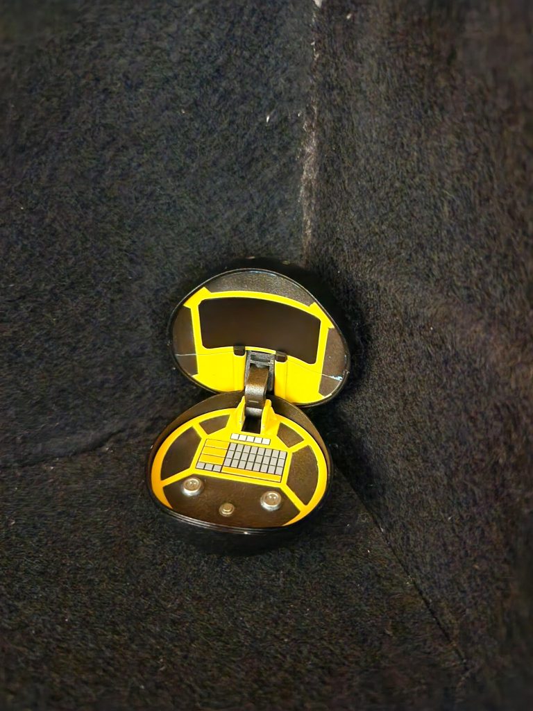 ハロは口を開けるとPCっぽく。