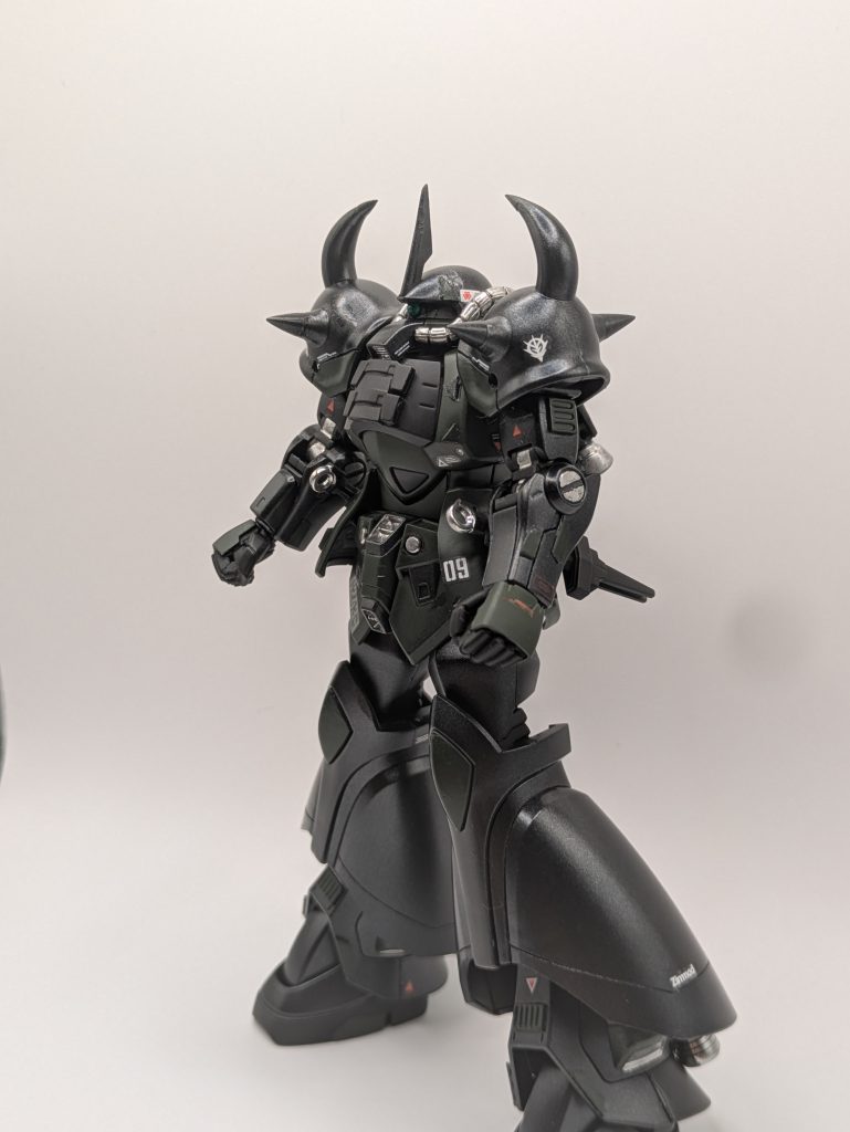 裏話ですがモノアイをレジン液で作成しようとしてめっちゃ強いライトに至近距離で置いたら顔が溶けてモノアイが動かなくなりました…皆はブラックライトを使おうね。お兄さんとの約束だよ