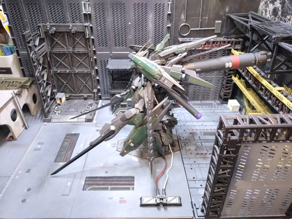 この巨大なうちのジュリアを魅せる為に作ったようなモノでして。後ろのクリアランスはキッチリ実測です。でも他にも色々使い分けしたいし、とアナザー用(≒ジュリア用)ジオン残党軍用を各部の差し替え置き換えで演出するようにしました。(と言っても殆どの部分が共用) 収納を考えて、(壁も含めて)高さのある構造物は分解できるように非接着。第一工区は全て接着固定してしまったお陰で置き場所に難儀しておりますw今回は Another Side という事にして先行お披露目的な内容です。