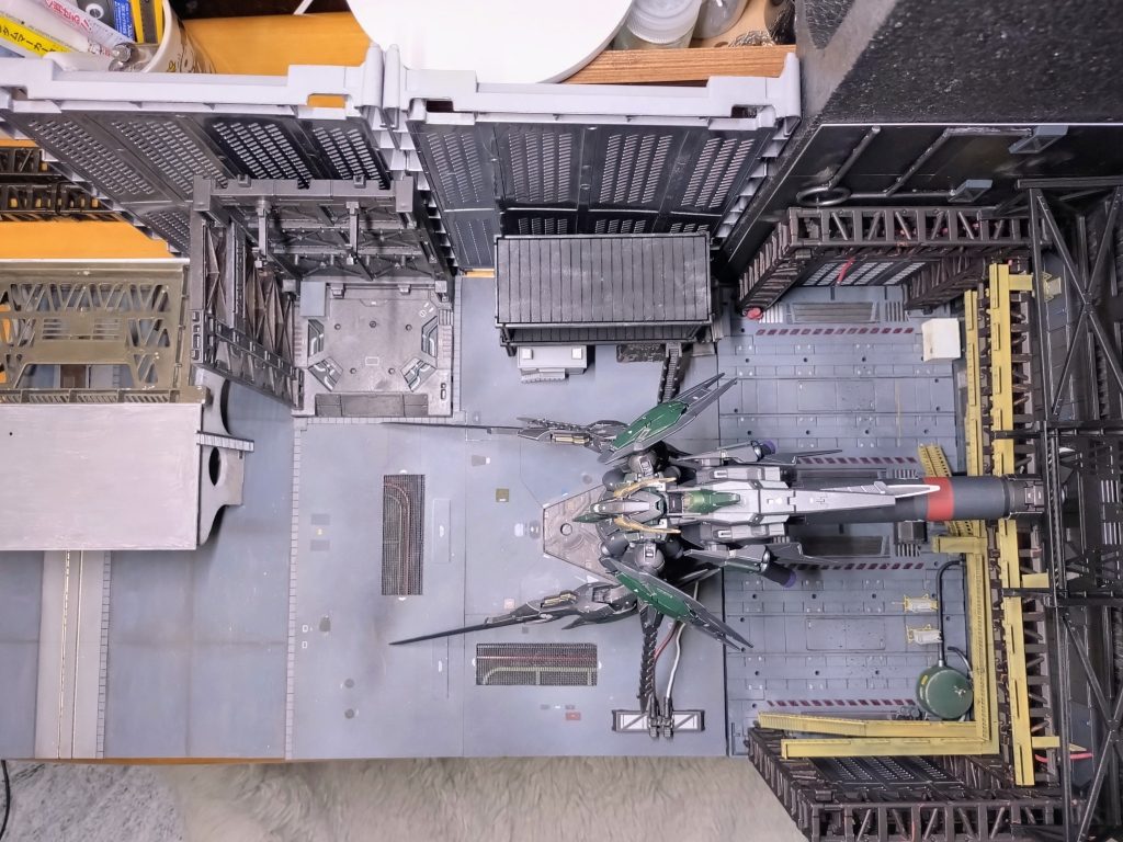 “御立ち台” は中心線上ではなく、やや手前側に置いて、奥の建物とのクリアランスを少しだけ確保。 ではいよいよ視線を低くして “中に入って” いきます。