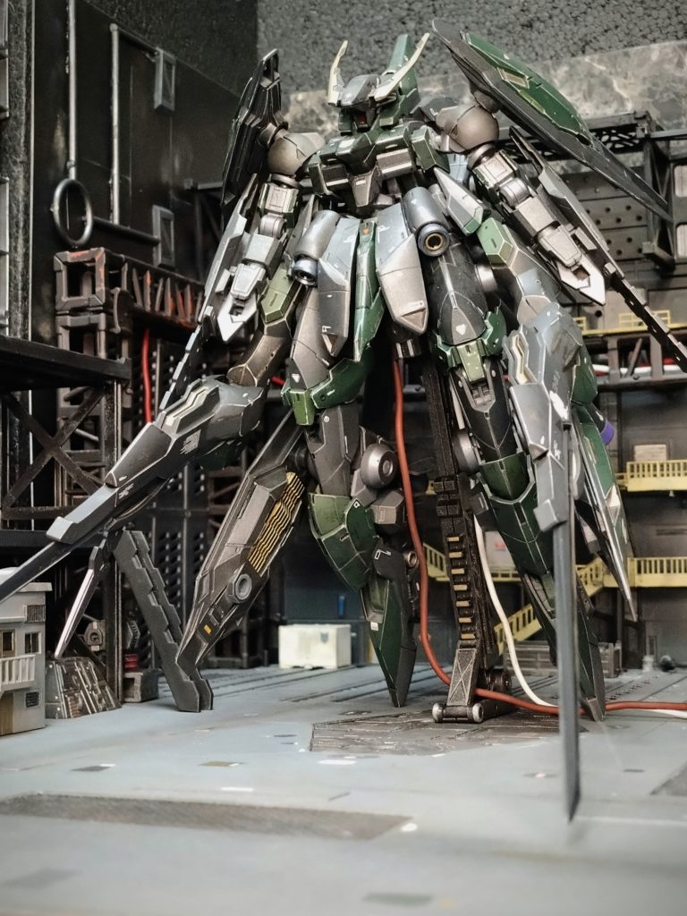 やっぱ白背景にポツンと置くより圧倒的に映えますなぁ! チラ見せサムネにも写っている「何かの整備用ケーブル」、これも有ると無いとで全然臨場感が違います。