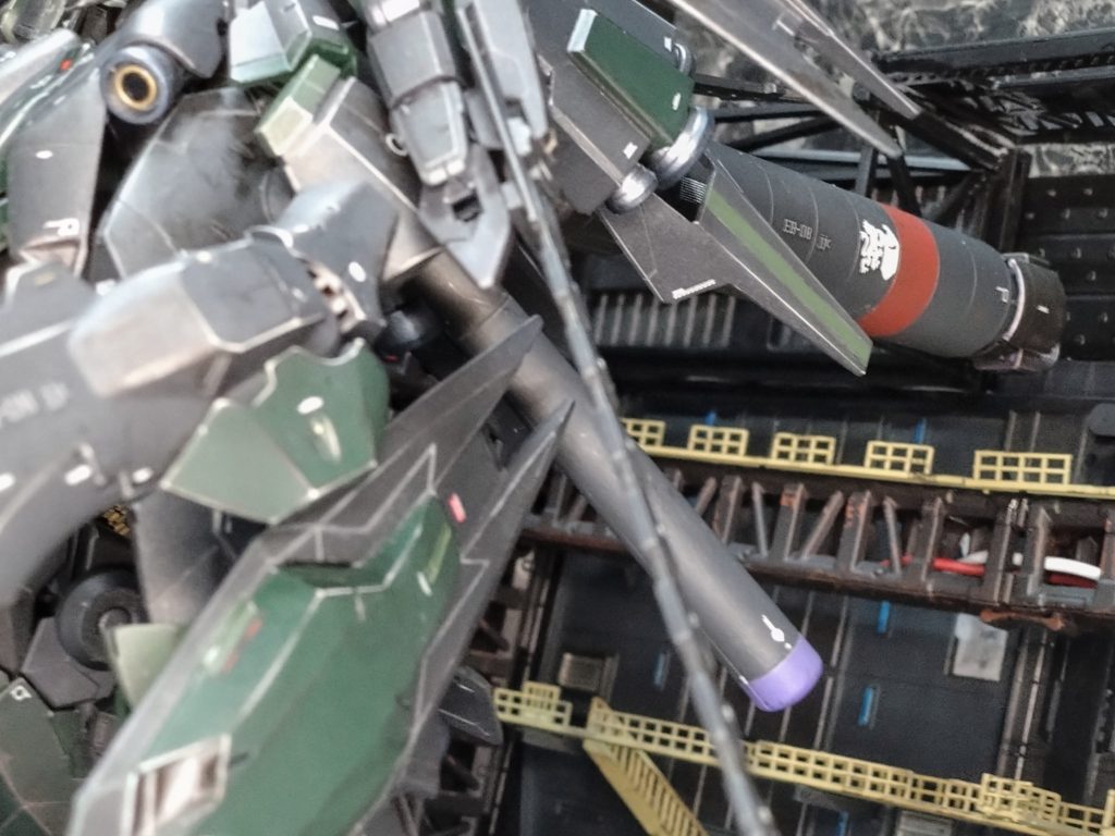 人間目線で見上げた感じ。コントラストDownシャドウUpブラックDownでリアルっぽくなる? これ左からの照明当て過ぎかな。もっと薄暗い感じを出せたら本物感出そう。