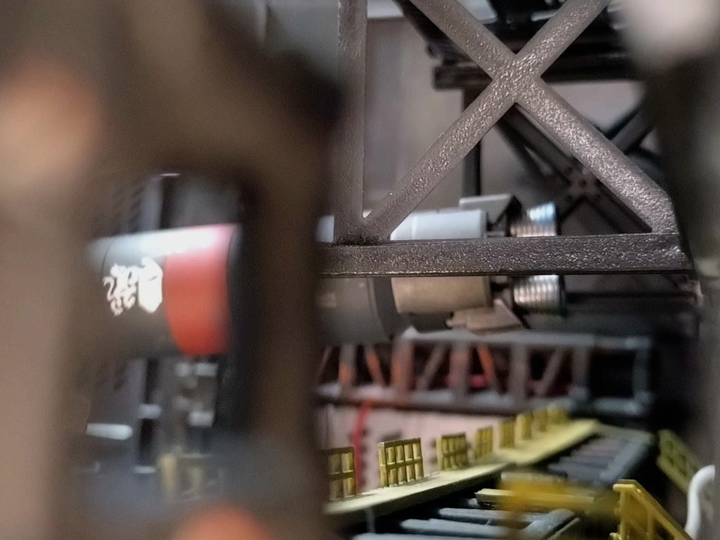 3階通路の目線。ブースターをもうちょいギリギリの位置まで下げれたら直接整備できそう。