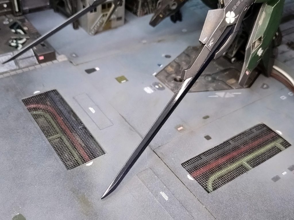 パッと思い付きでやったにしては結構良い感じになった配管チラ見せメッシュ。リアルさを求めたらもっと広範囲になるんでしょうけど。蓋する前にウェザマスターとウェザカラーで3色ずつくらい汚してます。