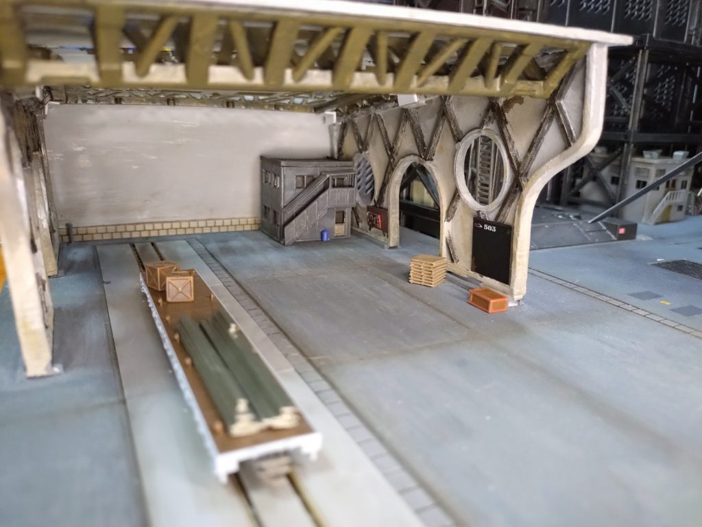 Another Side ではあくまでジュリアがメインで、このミニ格納庫の中は殺風景でテキトーですが…ZEON Side 用にここの小道具を色々用意してあります。そっちはまたブンドドストーリー仕立てでやるつもりなので、格納庫そのものの紹介という意味でも今回は Another Side という形で分けました。