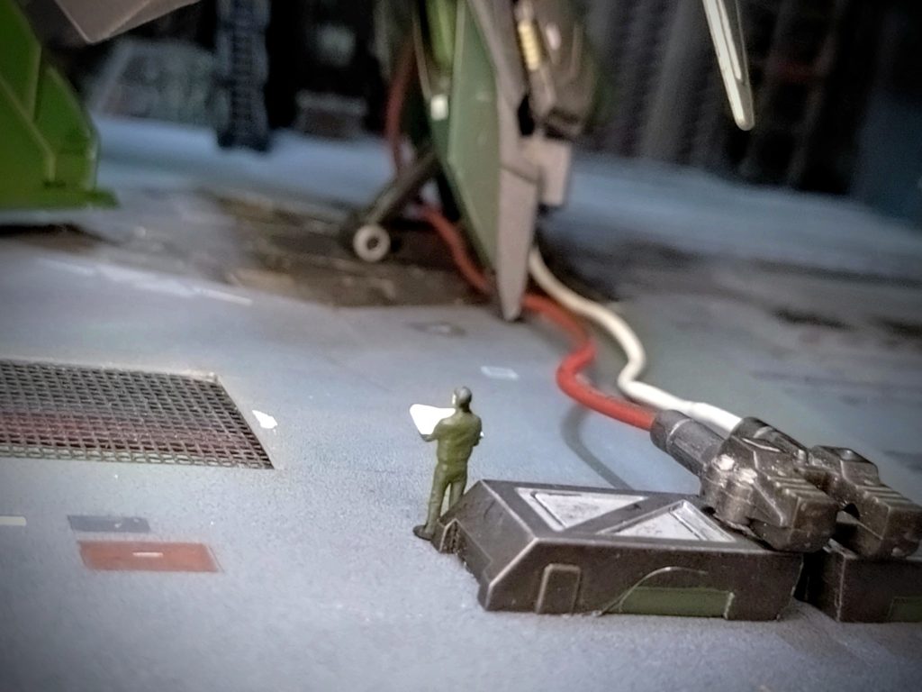 やっぱ低い視点から撮ると、天井が無いと画角が限られてアカンなと思い、当初はそこまで必要性を感じていなかった天井をやっぱり作ることにしました。ZEON Side は天井有りバージョンでお送りします。シランケドw