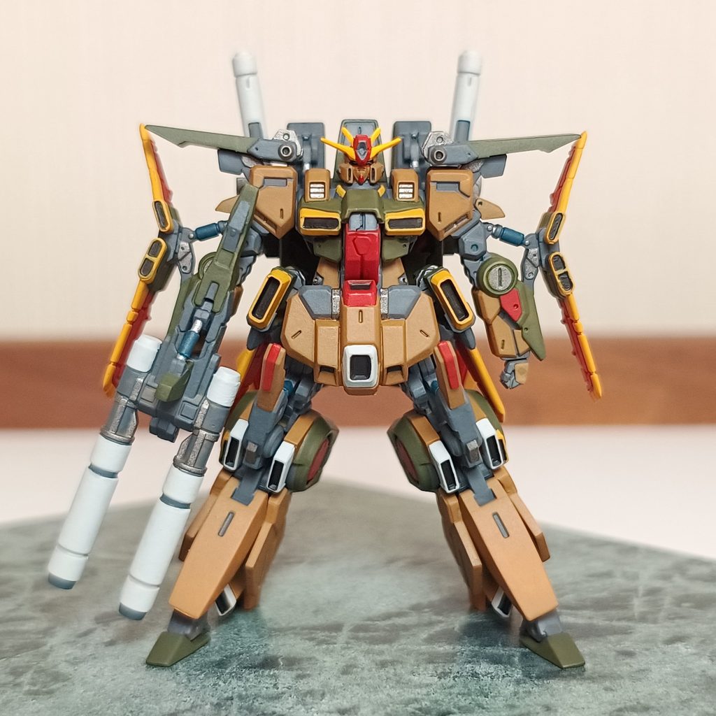 正面から。せっかくなのでカラーリングはSDコマンド戦記のガンパンツァーZZを意識してみました。渋い陸戦カラーになる予定が白と黄色を散らしたら賑やかなかんじに。