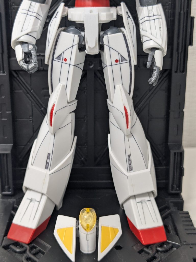 ランナーで股関部分をフラットにし、内部にネオジウム磁石を忍ばせ合体できるように！隙間やつなぎ目はタミヤセメントでランナーを溶かし、パテ代わりに使用