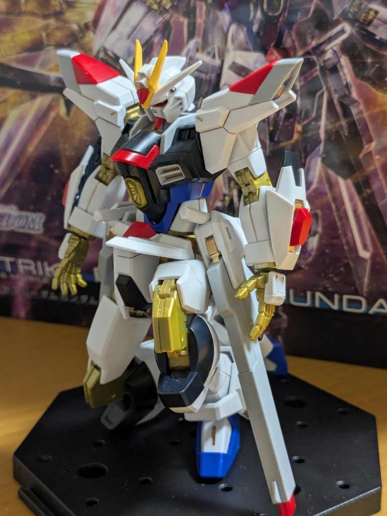 膝関節の改修により、しっかりと片膝立ちができるように! なぜかさせたくなりますね(笑)