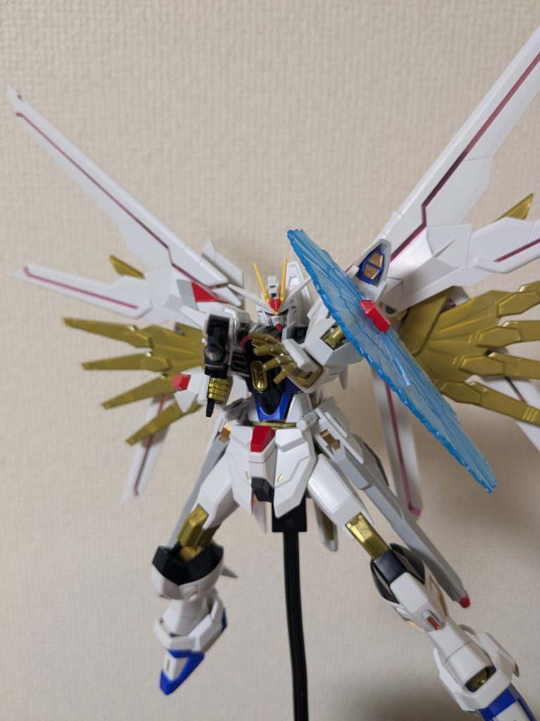 レールガンはないのでこれで両手撃ち再現自作のシールド支持台で映画と同じく様にシールドの展開向きが変えれます