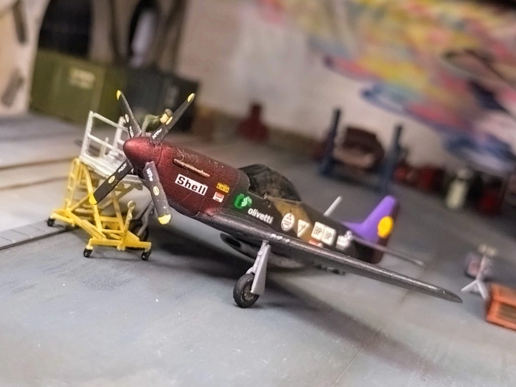 「こっちはもっとイイぞぉ!これも旧世紀の戦闘機だ。苦労して手に入れたんだぜ。年1回、この大陸中の愛好家が集まるイベントがあってよ、そこでレースするんだ!」「……もう…ムチャクチャですね…(白目)」「あー、やっぱそうなんかぁ?いや、他のヤツにも言われたんだけどよ、スポンサーステッカーの貼り方がオカシイとか、同じ用途が重複してるとか?そんな事言われたってよぉ?んな大昔の企業が何屋だったかなんて知らねぇよなぁ。見た目カッコ良かったらソレで良いじゃねぇか」「…イエ…モウイイデス…(この人本当にスペースノイドなのか?地球馴染み過ぎだろ…)」