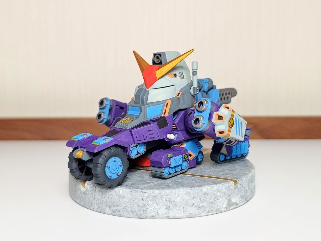 陸戦型高機動形態ガンビーグルモードに変形!エンブレムやパーソナルマークはシールをカットしてそのまま使ってます。パープル×ブラックのカラーリングは某G2メガトロンをイメージしています。