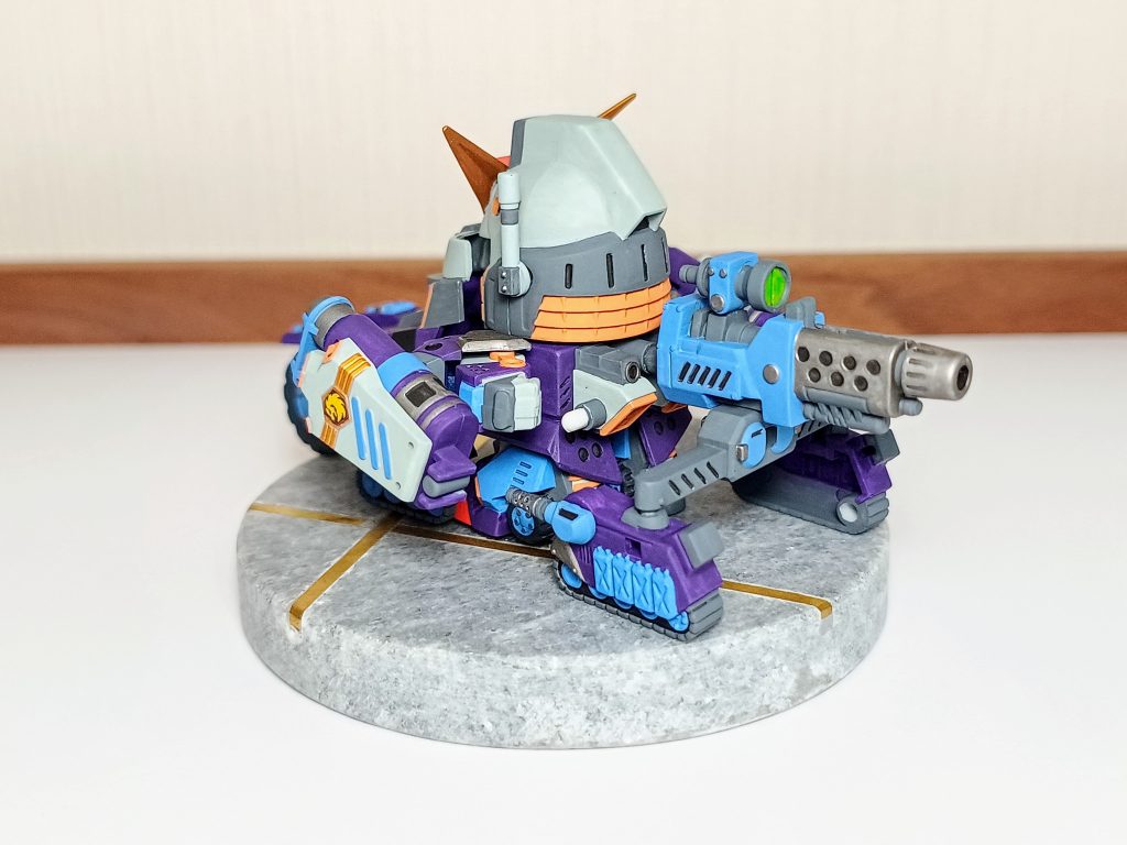 背面から。シンプルな変形だけどシルエットががらっと変わって面白いです。