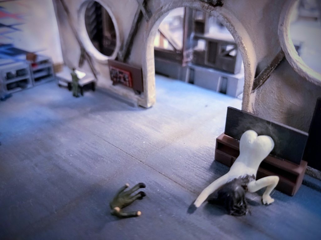 「オホン…コレはな、旧世紀の二ポンで大ヒットした『電影少女 -SADAKO-』というものだ!俺は二ポン語は読めんが、カンジの上に小さく『VIDEO GIRL』と書いてあったから、多分その意味だ。このSADAKOという女優は大層有名で人気があったらしくてな。特に象徴的なのがこのシーンだ!狂おしく身をヨジらせ画面から出てくるポルノ女優!彼女は “貴方が本当の恋に出逢うまで” “なぐさめ” “応援” してくれるんだ!これを男のロマン!夢と言わずして何と言う!!!国民よ!煩悩を本能に変えて!タてよ国民!!!ジークッ!ジオンッッ!!!」  「( ゚д゚)ポカーン…」