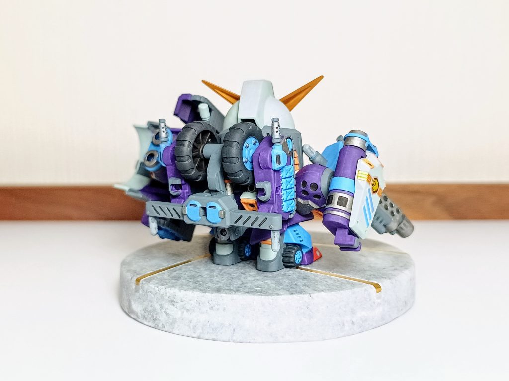 情報量が多い背面。タイヤとかキャタピラがかっこいい!ホントは背中の真ん中にナイフをセットできるんですが忘れてます。