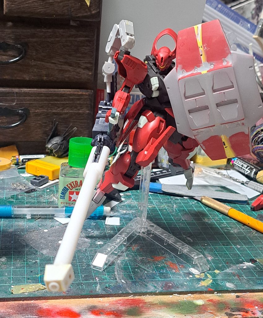 武器はジャンクパーツを改造して作りました。シールドは見ての通りパテで一体化してます。