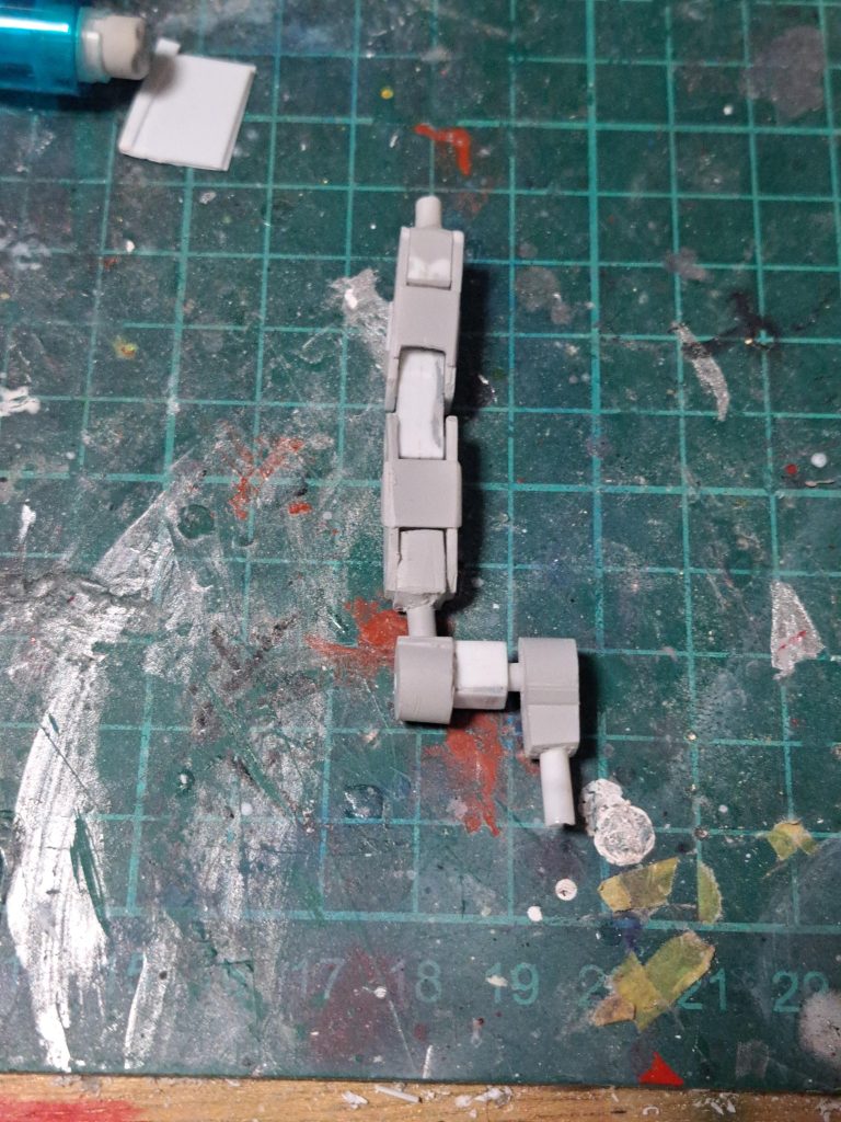 武器を支えるサブアームはプラ板で作りました、よく見るとガタガタです。シールド側のサブアームはコトブキヤのパーツを使いました。