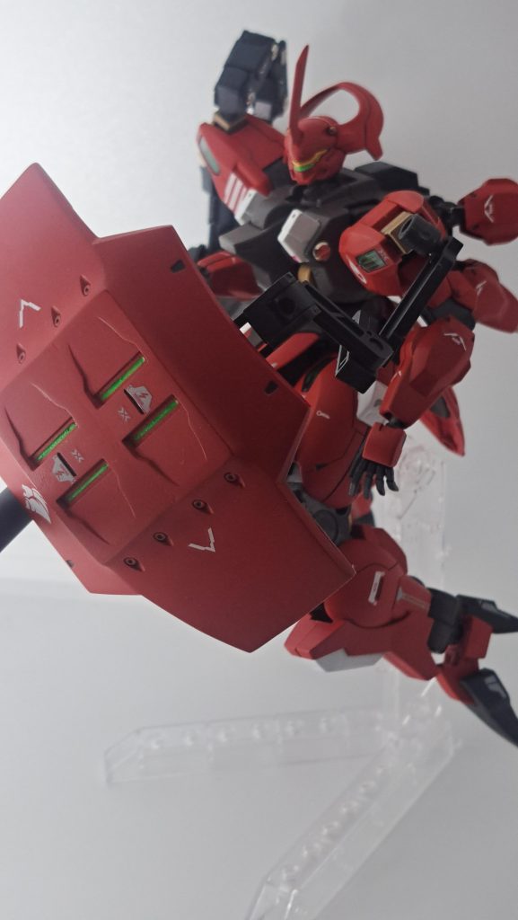 両肩のパーツをひとつにまとめてシールドにしています、こっちもサブアームで支えてます。