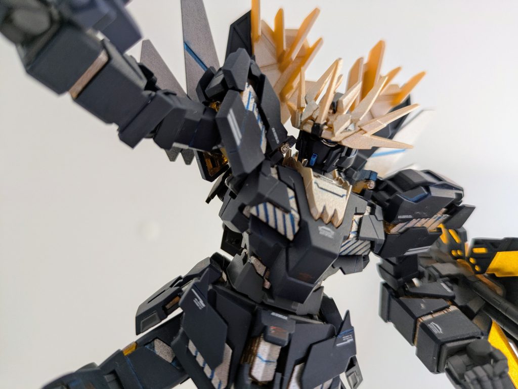 分かりづらいかもしれませんがアンテナの形を変えています(zaku-kao4)