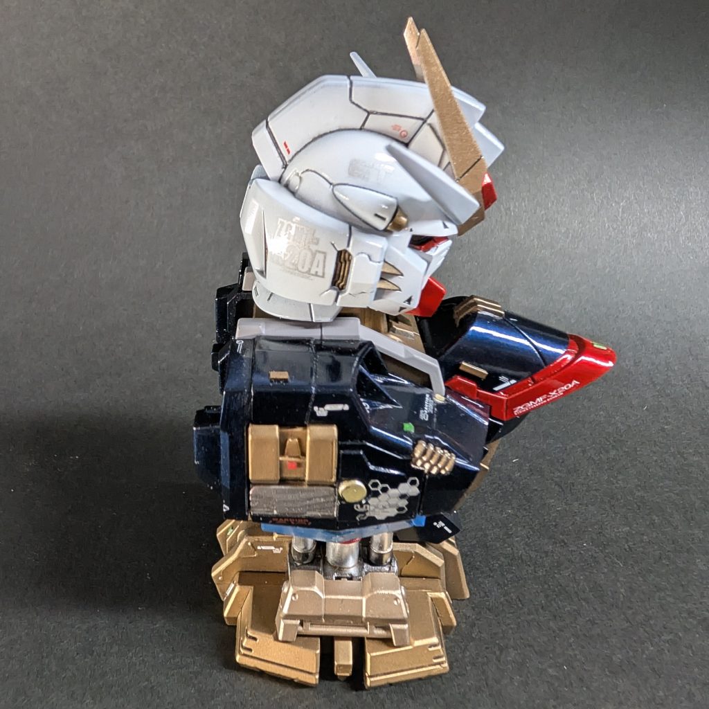横浜ガンダムが終わる直前に見に行った時に、ガンダムファクトリーでガチャガチャして運良く1000円で中身と外身をゲットできました。メカニカルバスト、いいですね。パーツの合わせがイマイチ悪いのが難点ですが、想像以上の造形の良さに驚きました。せっかくなのでしっかり作ってみました。