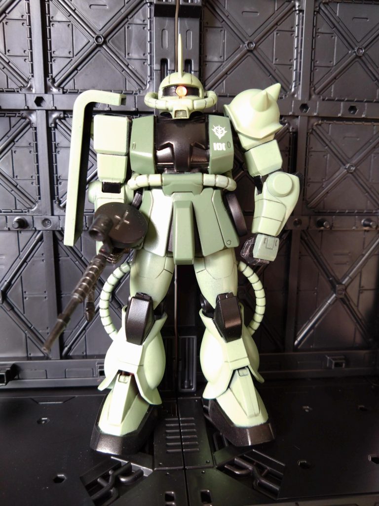 シャア専用ザクを量産型カラーで塗装しました。缶スプレー塗装。黒い部分は黒サーフェイサーでぇす!