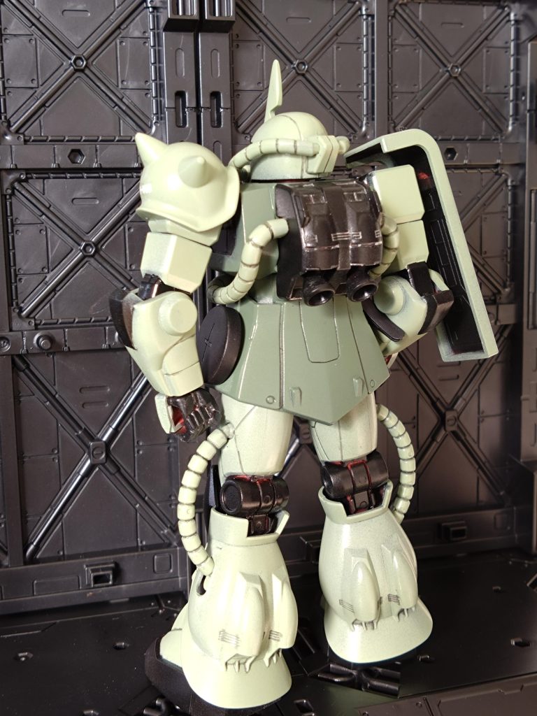 後ろから見ると脚部のスラスターなどがS型ザクをアピールすると共に、関節奥等の塗り残し箇所がシャア専用ザクであった面影を残す…