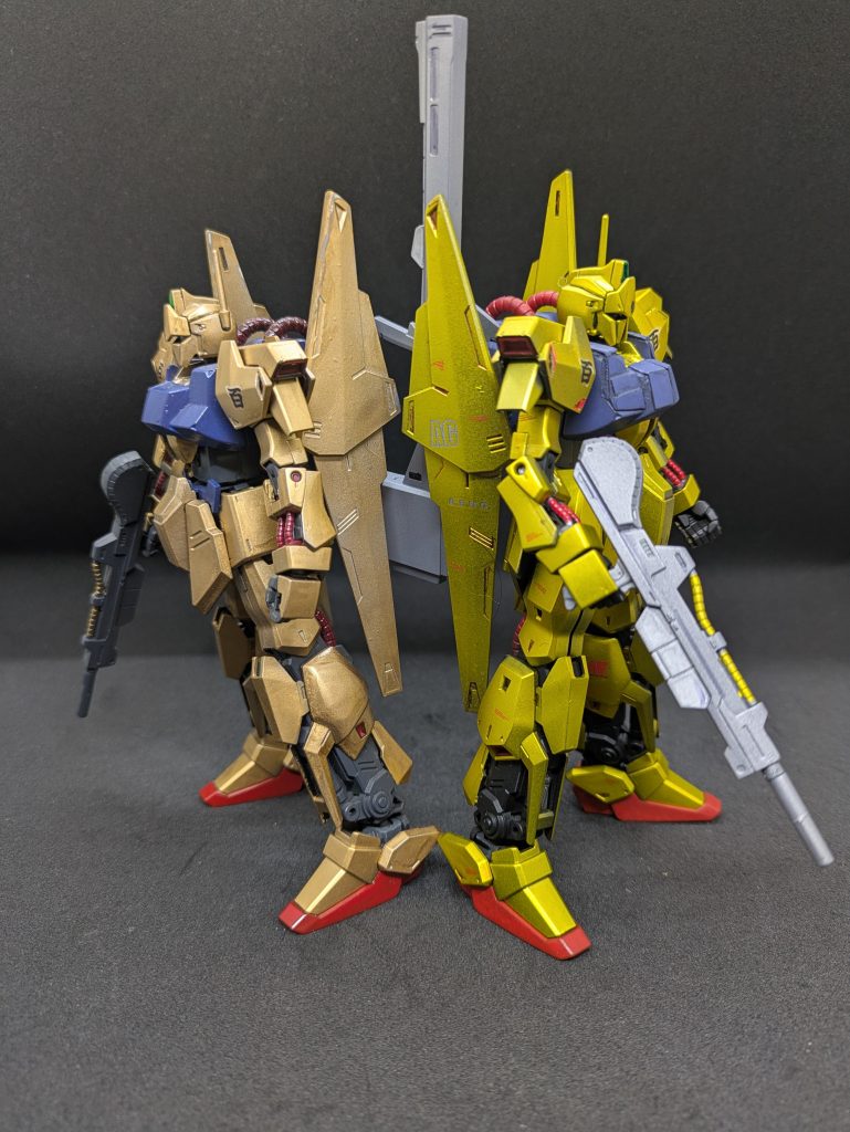 なんで2体?その③ここが一番重要かも(笑)パイロット問題です。ZZファンの私としては『ガンダムチーム』に魅力を感じるのですが、ZZの時のパイロットはシャア(クワトロ)ではないのですよね・・・。シャアが乗る特別の機体っていう印象が深いですからね〜。ZZだと主戦パイロットがビーチャですから尚更です。どっちをシャア搭乗機にしようかなー。悩む・・・。