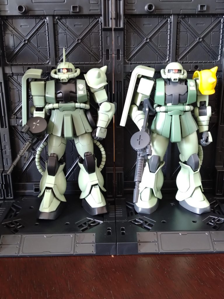 実際並べると…頭とザクマシンガンの大きさが結構違いますな。製造時期や製造拠点が違うとかのレベルではない気もするが、ゴニョゴニョ。