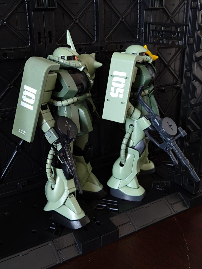 指揮官機の1番機と新米パイロットの5番機という妄想。モノアイはHアイズを貼り付けましたが、今回は裏にアルミテープを貼り付けて接着。墨入れは結局エナメル塗料でやりました。塗料は黒サフ→各色スプレー塗装→油性トップコート→エナメル塗料墨入れ→デカール→水性トップコートで行いました。300円のキットに資材、塗料代そしてマスキング地獄の作業時間!いくら掛かったのかっ!FG(ファーストグレード)の罠!だって押入れから出てきたんだもん。