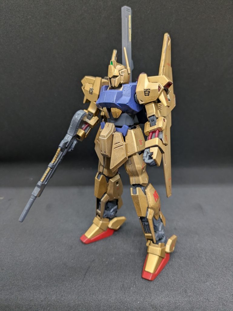 なんで2体?その②ズバリ塗装です。百式ゴールドというカラーを持っていたので、塗ってみましたが、完成当初は「何か違うな・・・」と思いました。完全に私の好みの問題なのですが、もう少しアニメ寄りのカラーの方が良かったのかなー、と思ったのでした。こちらは先に作った方になります。