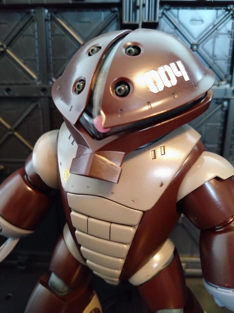 モノアイを正面にした時の為の頭左右装甲の斜め切り欠きがたまらなくエロい。