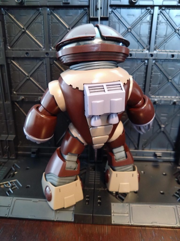 今回は接着による合わせ目消し、内部フレームは油性つや消しトップコート、外装は油性艶ありトップコート、その後エナメル墨入れ、デカール貼り付け、水性トップコート半艶を薄く全体に吹きかけで終了。モノアイは水性ピンクを筆塗り。内部フレームは半艶か艶ありでも良かったかな。墨入れが滲んでしまった。後、クチバシのダボを折ってしまったのでここも接着してます。サンダーボルト仕様にするのは大変そうなので腕やバックパックのみ差し替えで改造パーツを作るのが良さそう…私にそれを作る腕があるかどうか…