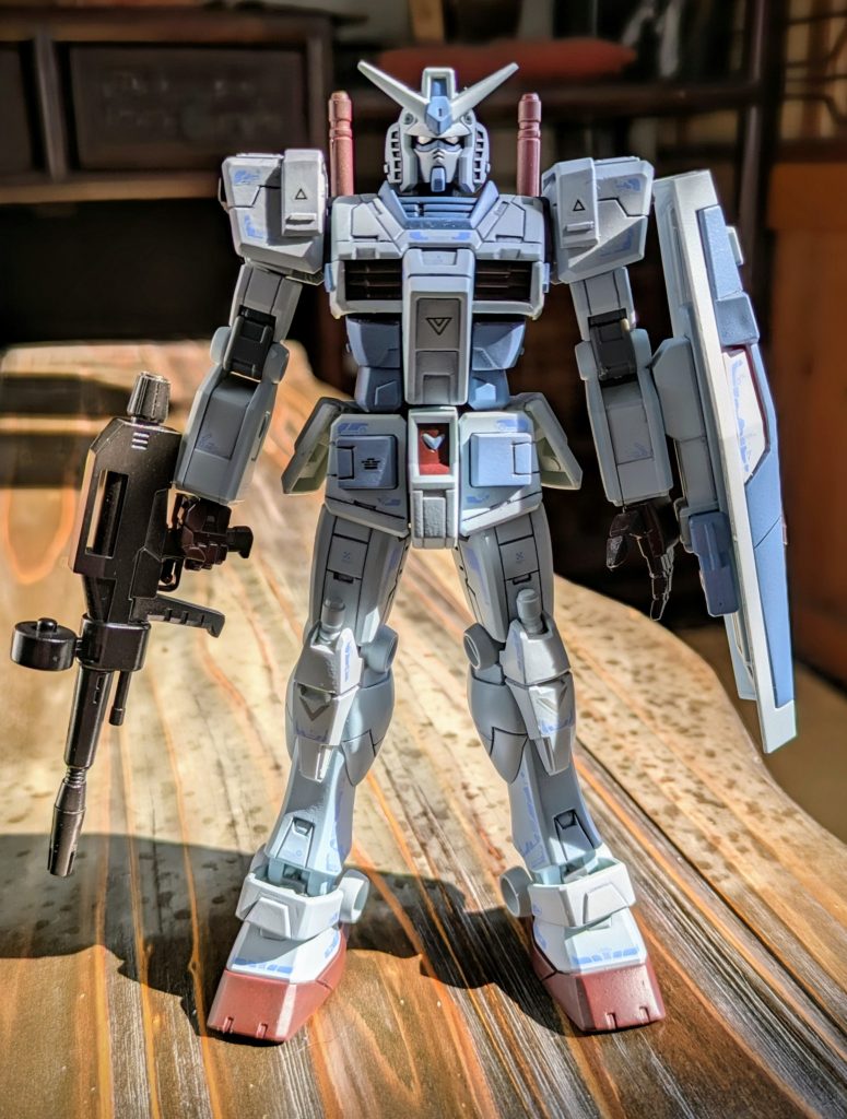 正面画像です。とりあえず完成させる事が最優先だったので、ぱっと見た目がよく見えれば良かろうとして、関節の隙間や腕の穴あき部分はそのままなんです。